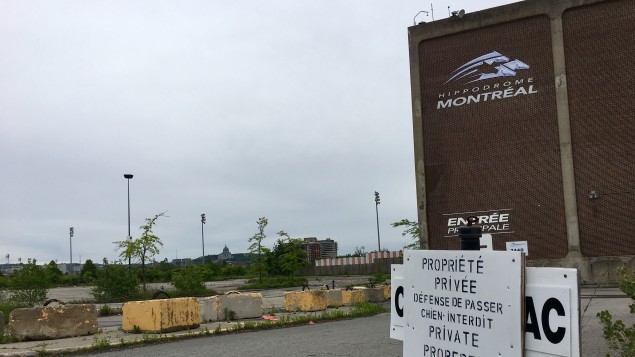 The entrance of one of the buildings of the Montreal racecourse Photo: Radio-Canada / Julie Marceau